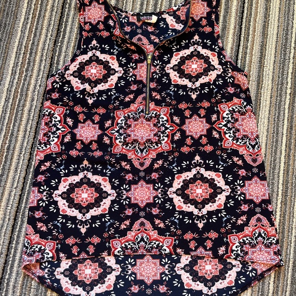 Lightweight polyester sleeveless with long tail in back and zipper front. - Picture 1 of 9